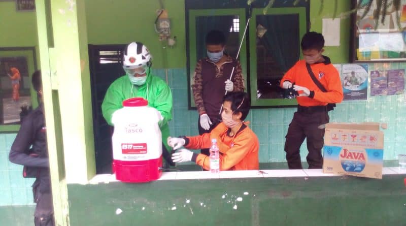 Waspada Corona, Kwarcab Salatiga lakukan penyemprotan desinfektan Waspada Corona, Kwarcab Salatiga lakukan penyemprotan desinfektan