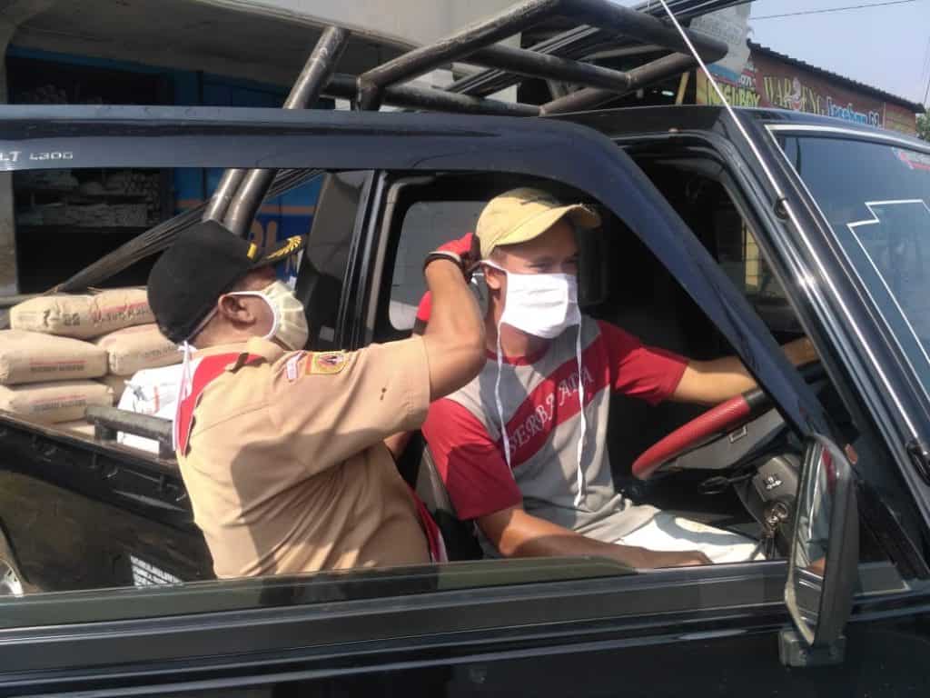 Pramuka Peduli Susukan Bagikan Masker Gratis