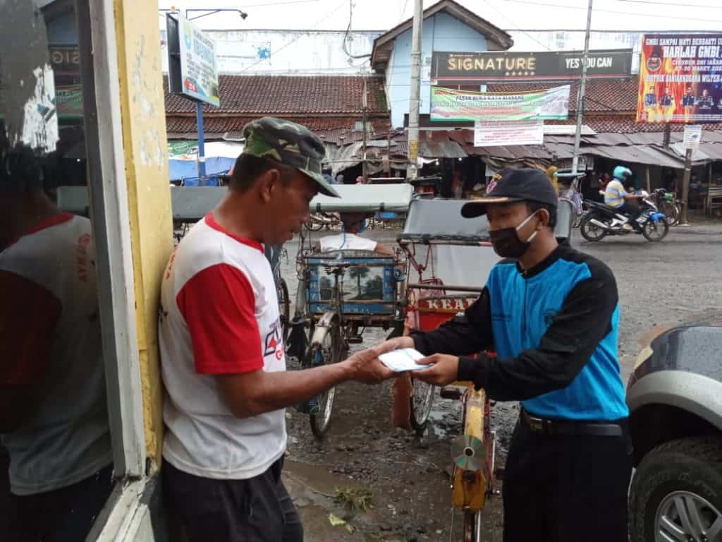 Kwartir Ranting Purwareja Klampok Bagikan 2000 Masker Kain Gratis