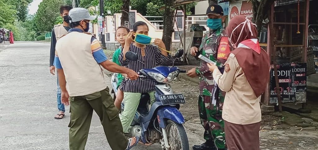 Bersama Satgas Covid-19 Desa Beji, DKR Andong Bagikan Masker dan Penyemprotan Disinfektan – Kwartir Cabang Boyolali Bersama Satgas Covid-19 Desa Beji, DKR Andong Bagikan Masker dan Penyemprotan Disinfektan – Kwartir Cabang Boyolali