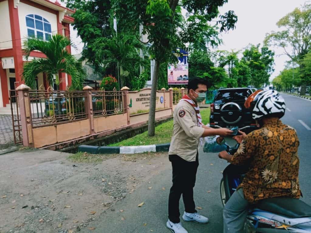 Kwarda Aceh Bagikan Masker Untuk Pengguna Jalan