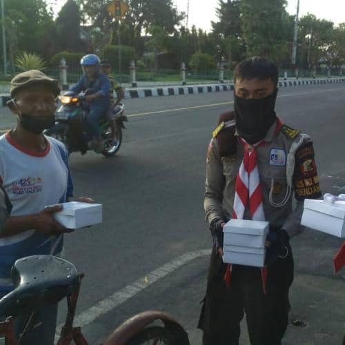 SAKA Bhayangkara POLRES Magelang Kota berbagi takjil dan Sembako WhatsApp Image 2020-06-01 at 12.44.19