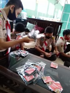Proses Pengepakan Masker oleh Anggota Penegak Gudep SMK N 1 Bawang. (16/9/2020)