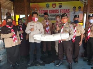 Serah Terima Kain untuk Masker dari Kwarda Jateng kepada Kwarcab Banajrnegara