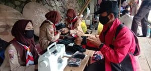 Sugeng Wiyono berbincang-bincang dengan relawan pembuat masker dari DKR Kecamatan Wanayasa. (13/9/2020)