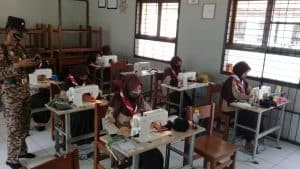 Sugeng Wiyono sedang meninjau dan mengamati masker yang dibuat oleh Penegak Gudep MAN 2 Banjarnegara