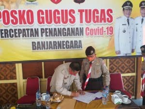 Penandatanganan Berita Acara Serah Terima Bahan untuk Masker