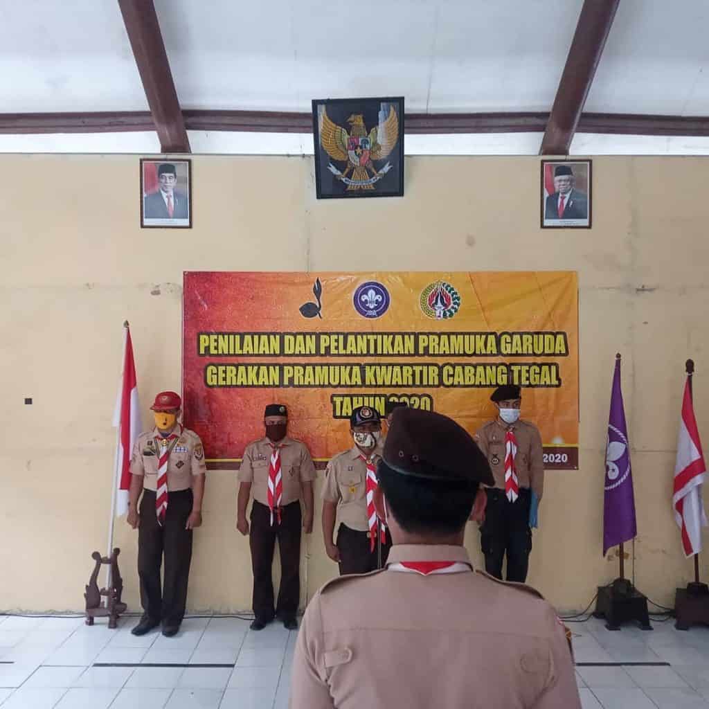 KWARCAB TEGAL RESMI LANTIK 100 PRAMUKA GARUDA Photo by Humas Pramuka Kwarcab Tegal on December 06, 2020. Gambar mungkin berisi: 1 orang, berdiri, teks yang menyatakan 'PENILAIAN DAN PELANTIKAN PRAMUKA GARUDA GERAKAN PRAMUKA KWARTIR CABANG TEGAL TAUIN ^ลาก 2020'.
