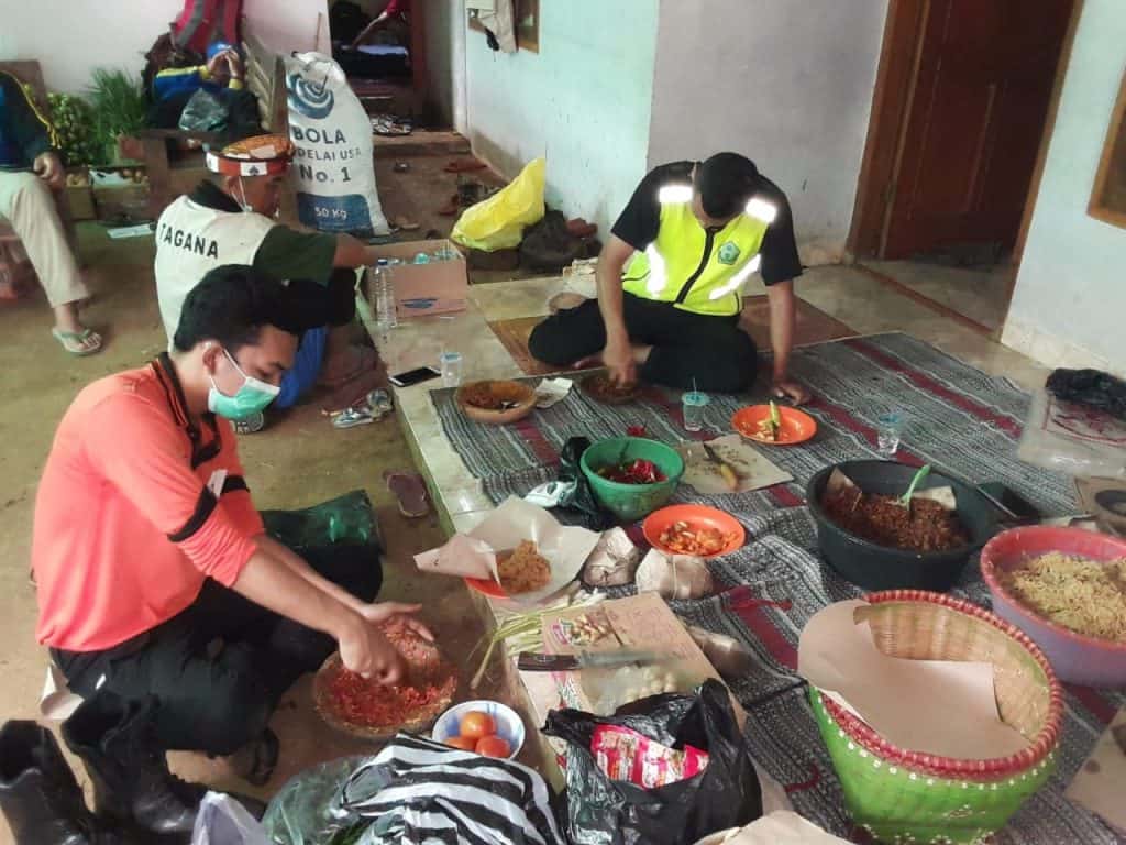 Tak Hanya Sigap Evakuasi Pengungsi. Pramuli Purbalingga Harus Jago Meracik Nasbung di Dapur Umum – Kwartir Ranting Cabang Purbalingga Tak Hanya Sigap Evakuasi Pengungsi. Pramuli Purbalingga Harus Jago Meracik Nasbung di Dapur Umum