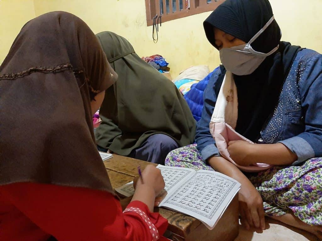 Anak-anak Pengungsi Pagersari Tumanggal Tetap Semangat Mengaji Anak-anak Pengungsi Pagersari Tumanggal Tetap Semangat Mengaji