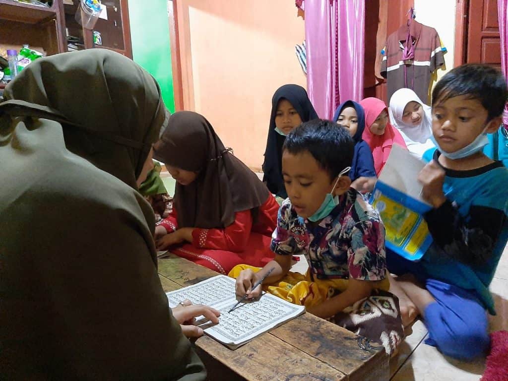 Foto | Anak-anak Mengaji di Tempat Pengungsian Desa Tumanggal