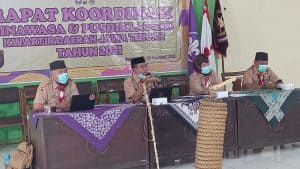 KWARCAB GROBOGAN IKUTI RAKOR BINAWASA DAN PUSDIKLAT TINGKAT JATENG – KWARTIR CABANG GROBOGAN Kak Mulyono menyampaikan kegiatan pasca kursus untuk anggota dewasa Gerakan Pramuka
