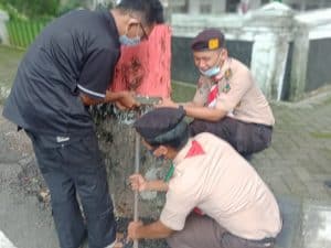 DALAM DUA JAM TERKUMPUL 96 BIJI PAKU BEKAS – KWARTIR CABANG GROBOGAN Melaksanakan aksi cabut paku yang menempel di pohon