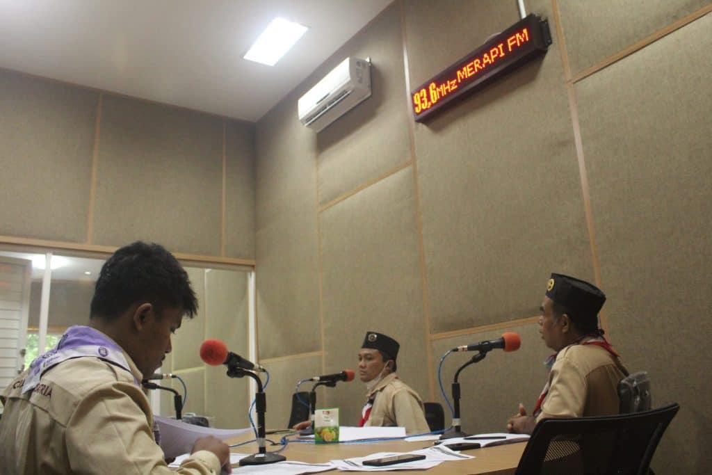 Sosialisasi Anugerah Kehumasan Pandu Citra Loka, Pramuka Boyolali Talk Show ke Radio Merapi FM – KWARTIR CABANG BOYOLALI Sosialisasi Anugerah Kehumasan Pandu Citra Loka, Pramuka Boyolali Talk Show ke Radio Merapi FM – KWARTIR CABANG BOYOLALI