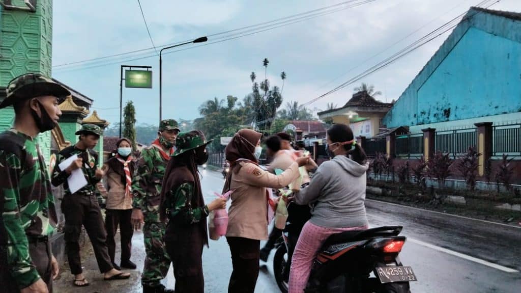 Saka Wira Kartika (SWK) Koramil 07 Kejobong Bagikan Ratusan Takjil Buka Puasa Saka Wira Kartika (SWK) Koramil 07 Kejobong Bagikan Ratusan Takjil Buka Puasa