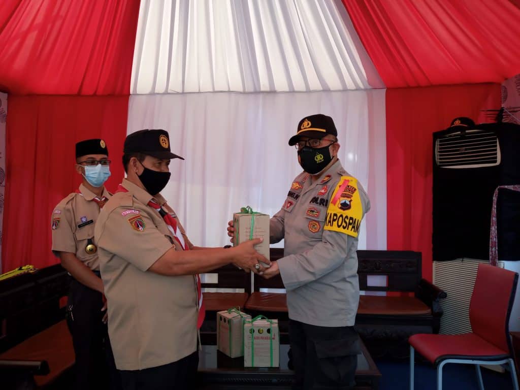 Ratusan Botol Madu Pramuka Dibagikan Pada Petugas Di Pospam Lebaran Boyolali – KWARTIR CABANG BOYOLALI