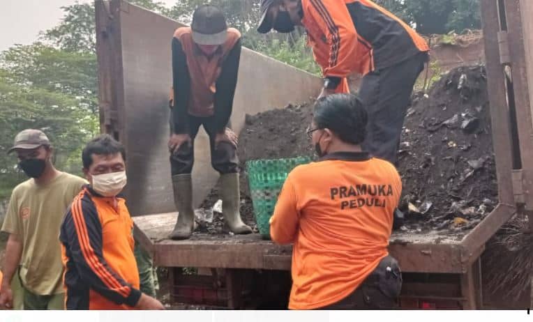 Pramuka Solo Ikut Kerja Bakti Bersihkan Sriwedari Pramuka Solo Ikut Kerja Bakti Bersihkan Sriwedari