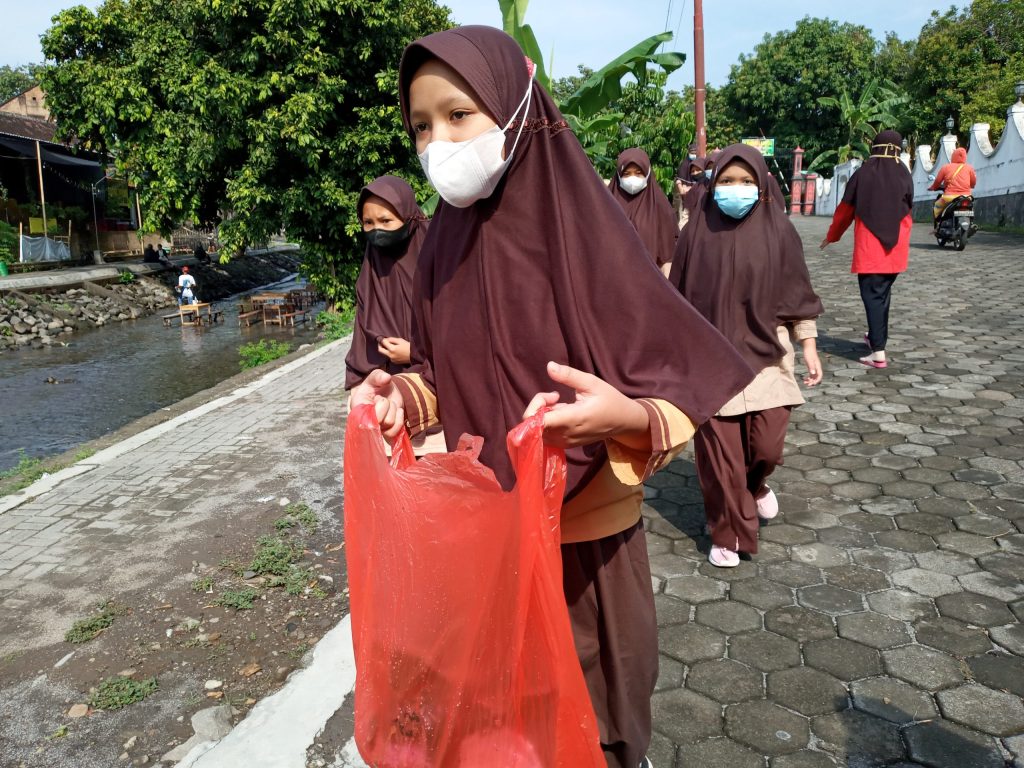 Puluhan Anggota Pramuka Bersihkan Sungai Di Wisata Kopi Lepen – KWARTIR CABANG BOYOLALI