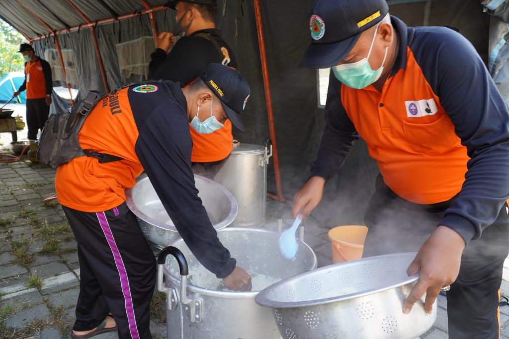 “Masak Gedhen” ala Pramuli Kwarcab Demak – Demak Pramuka Jateng “Masak Gedhen” ala Pramuli Kwarcab Demak – Demak Pramuka Jateng