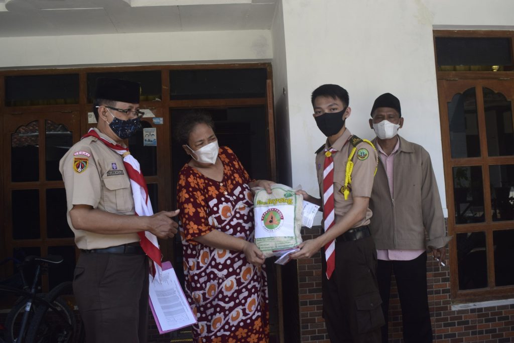 Kwarcab Tegal Salurkan 100 Paket Beras Kwarcab Tegal Salurkan 100 Paket Beras