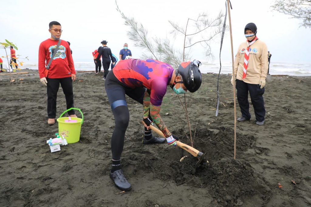 Gerakan Tanam Pohon dan Pungut Sampah di Pantai Tirang bersama Saka Wanabakti dan Kalpataru dihadiri Kak Ganjar Pranowo