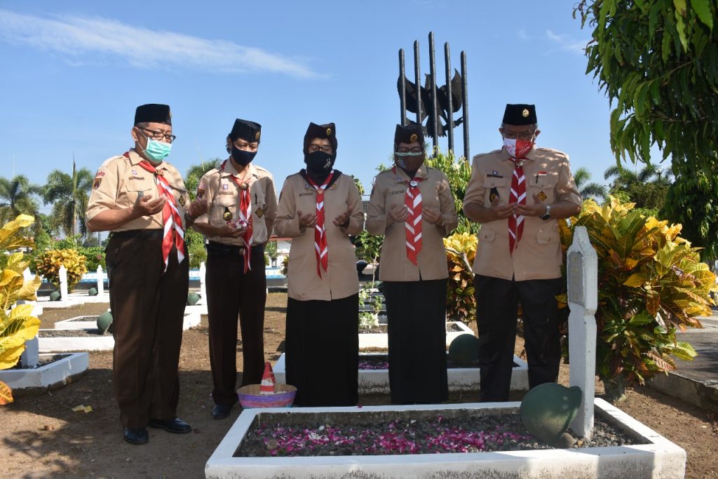 Pramuka Ziarah di makam Tokoh Pramuka – Kwartir Cabang Purworejo Pramuka Ziarah di makam Tokoh Pramuka – Kwartir Cabang Purworejo