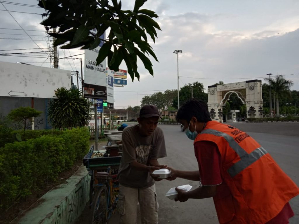 Kwarcab Tegal Bagikan 60 Box Nasi Kuning