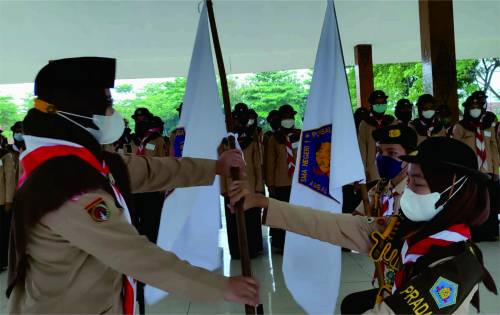 Dewan Ambalan Ganesha SMA Negeri 1 Purbalingga Masa Bakti 2021-2022 Resmi Dilantik Pembina Pramuka Ambalan Ganesha Gugus Depan 01.701/01.702 Pangkalan SMA Negeri 1 Purbalingga, Kak Dyah Cipta Ningsih menyerahkan pataka Ambalan kepada Pradana Putri Kak Khoirunisa Azzahra, di Sanggar Pramuka SMA Negeri 1 Purbalingga, Jumat (19 November 2021)