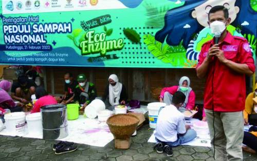 KWARCAB PURBALINGGA – Peringati Hari Peduli Sampah Nasional, Pramuka Purbalingga Lakukan Pembuatan Eco Enzyme Andalan Cabang Urusan (Ancu) Humas di Bidang Humas dan Protokol Kwarcab Purbalingga, Kak Mahendra Yudhi Krisnha