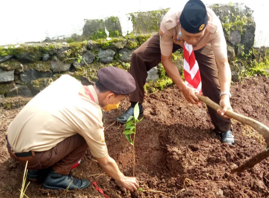 Peringati Baden Powell Day 165, Anggota Pramuka Tanam Pohon dan Tebar Bibit Lele – KWARTIR CABANG BOYOLALI Peringati Baden Powell Day 165, Anggota Pramuka Tanam Pohon dan Tebar Bibit Lele – KWARTIR CABANG BOYOLALI
