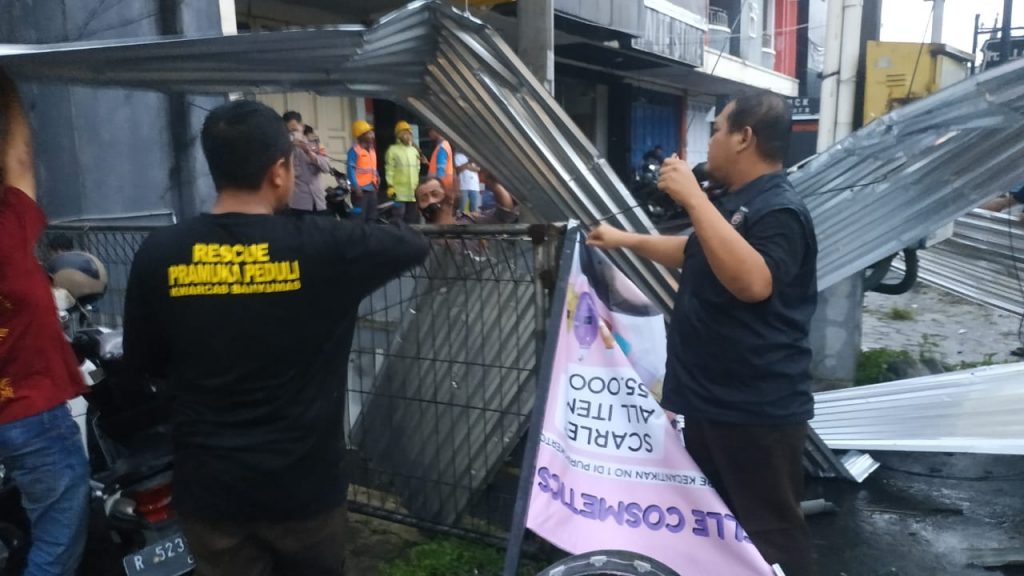 HUJAN ANGIN, ATAP TERHEMPAS DAN POHON TUMBANG HUJAN ANGIN, ATAP TERHEMPAS DAN POHON TUMBANG