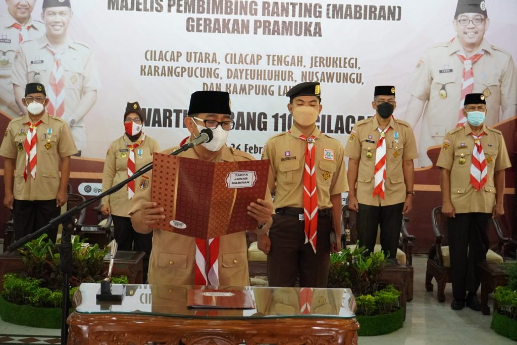 Ketua Kwarcab lantik tujuh Ketua Majelis Pembimbing Ranting di pendopo kabupaten cilacap Ketua Kwarcab lantik tujuh Ketua Majelis Pembimbing Ranting di pendopo kabupaten cilacap