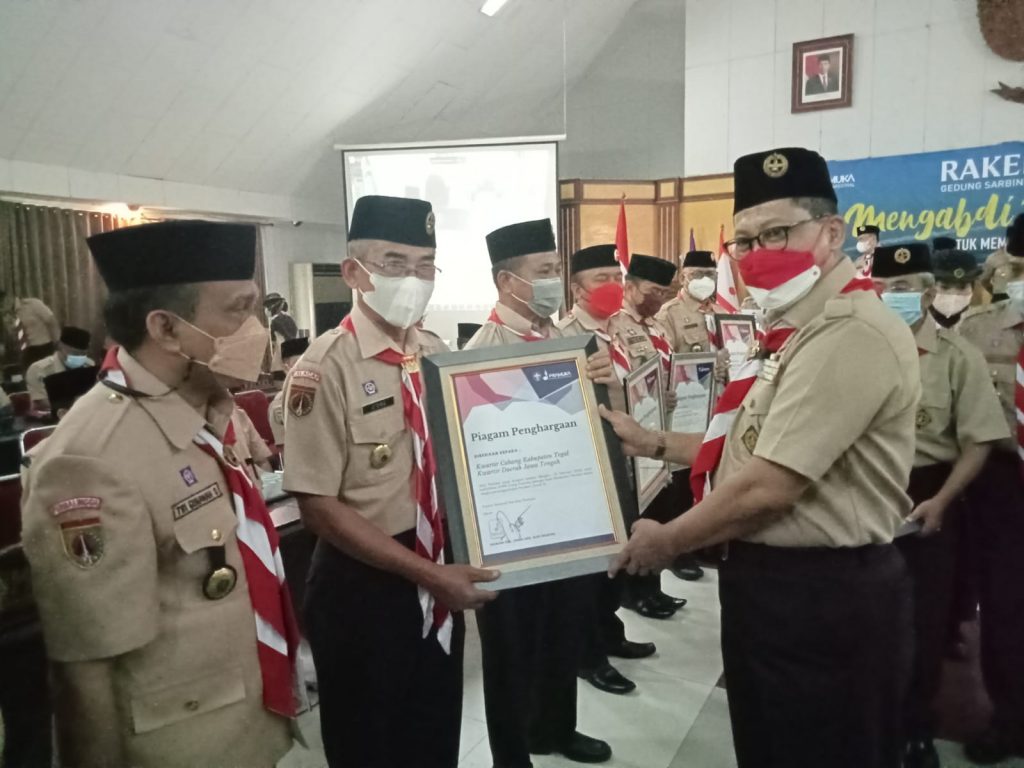 Pramuka cilacap terima penghargaan duta perubahan perilaku dari Kwartir Nasional Gerakan Pramuka