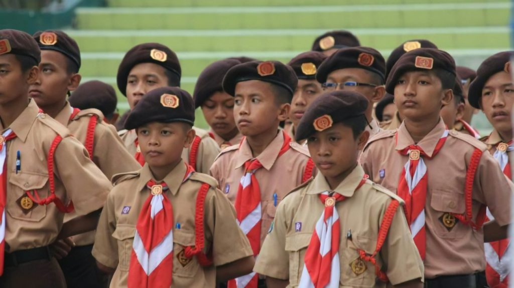 Kenapa Baret Pramuka Miring Ke Kanan? Kenapa Baret Pramuka Miring Ke Kanan?