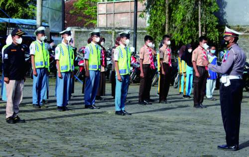 KWARCAB PURBALINGGA – Anggota Pramuka Purbalingga Ikut Apel Besar Tertib Lalu Lintas dan Safety Riding Apel Besar Tertib Lalu Lintas dan Safety Riding yang diselenggarakan Satuan Lalu Lintas (Satlantas) Polres Purbalingga di halaman Kantor Kecamatan Bobotsari, Kabupaten Purbalingga, Jumat (4 Maret 2022) merupakan rangkaian kegiatan dalam rangka Operasi Keselamatan Lalu Lintas Candi 2022.