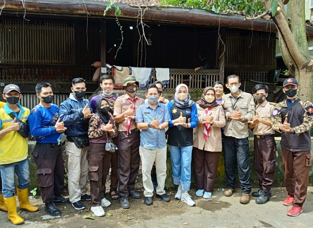 Sinergi dengan Masyarakat dan Dinas Kebersihan, Kwarcab Kota Palembang Bersihkan Rumah Sesepuh Pramuka – Warta Pramuka
