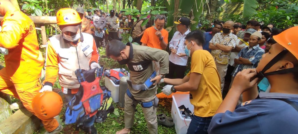 Abdimas Kwartir Cabang Banyumas evakuasi mayat di dalam sumur Abdimas Kwartir Cabang Banyumas evakuasi mayat di dalam sumur
