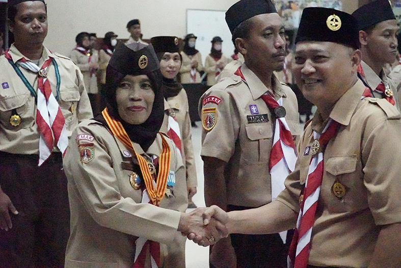 Penyerahan Tanda Penghargaan – Demak Pramuka Jateng Penyerahan Tanda Penghargaan – Demak Pramuka Jateng