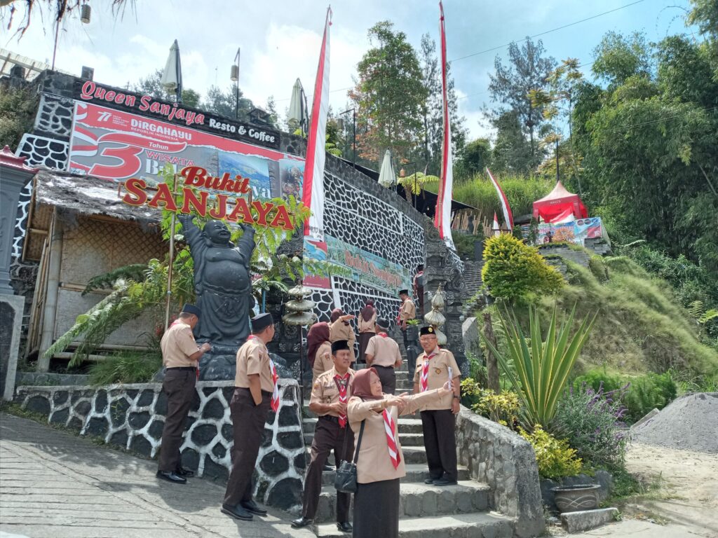 Peserta Rakorwil Pramuka se Solo Raya Berwisata ke Bukit Sanjaya Selo Peserta Rakorwil Pramuka se Solo Raya Berwisata ke Bukit Sanjaya Selo