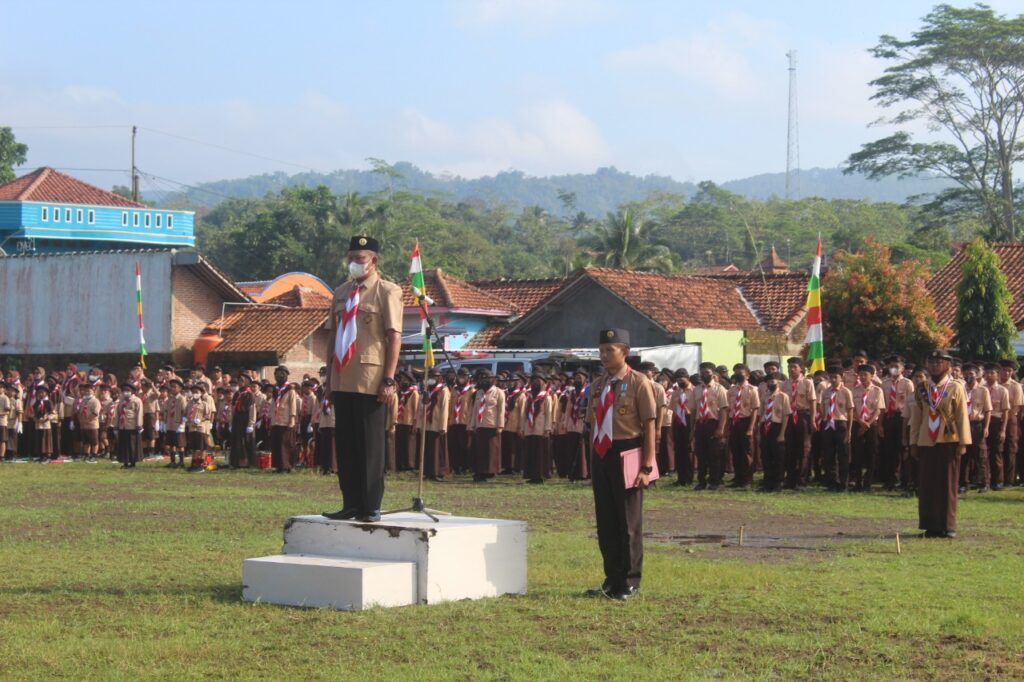 Kwarran Gumelar Gelar Upacara Hari Pramuka Ke-61 di Lapangan Depok Gumelar