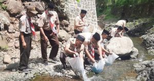 Kwarran Kebasen Gelar Aksi Lingkungan, Tebar Benih Ikan Kwarran Kebasen Gelar Aksi Lingkungan, Tebar Benih Ikan