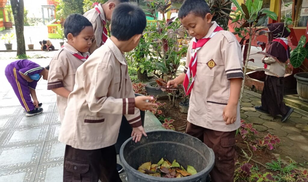 “Pupisam”,  aksi Pungut Pisahkan Sampah Anggota Pramuka SDN 1 Keniten  pada World Cleanup Day