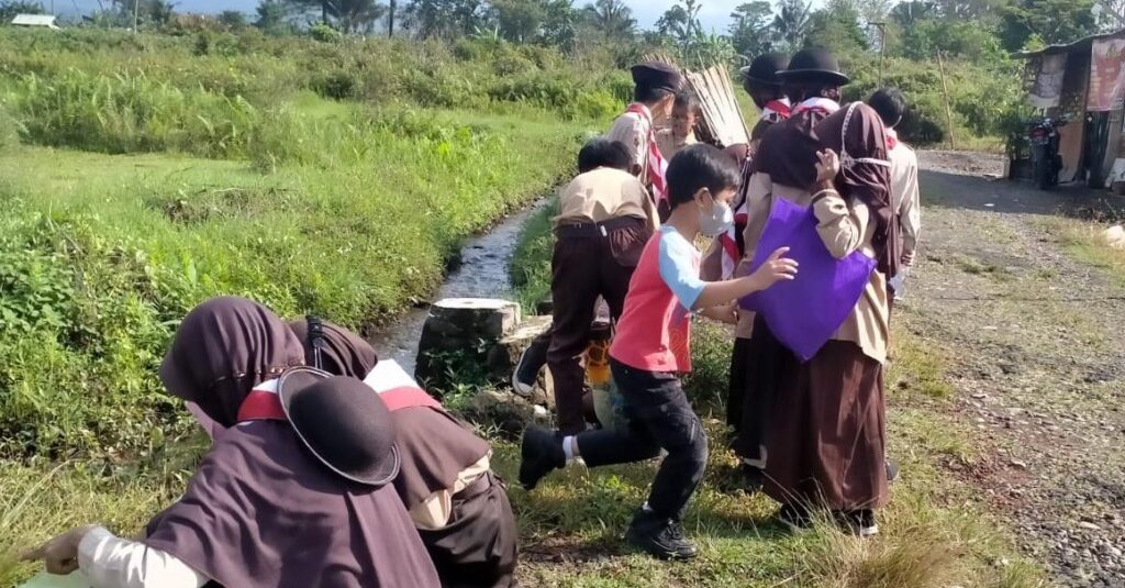 SD QITA Pungut Sampah di World Clean Up Day dengan hiking