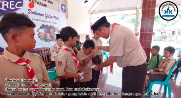 Kwartir Ranting Kutasari Berikan Santunan Untuk Anak Yatim Piatu Kwartir Ranting Kutasari Berikan Santunan Untuk Anak Yatim Piatu