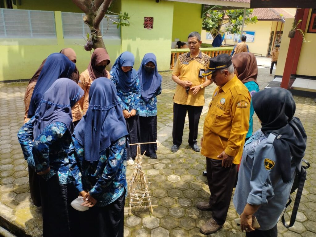 Tinjau kesiapan Regu Kenanga SMPN 1 Kedungbanteng di ajang LT III, Ketua Kwarran Kedungbanteng Ajak Unsur Pimpinan Tinjau kesiapan Regu Kenanga SMPN 1 Kedungbanteng di ajang LT III, Ketua Kwarran Kedungbanteng Ajak Unsur Pimpinan