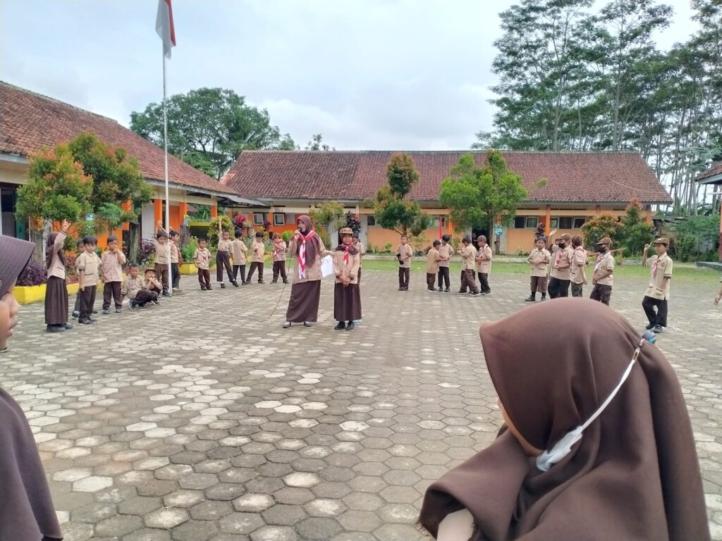 Bermain Lingkaran Kecil dan Lingkaran Besar Bersama Pramuka Siaga di SD Negeri 1 Pasir Kidul
