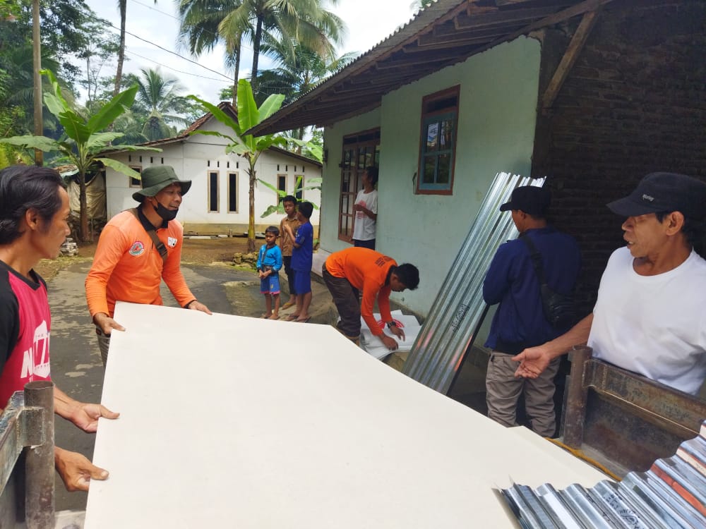 Pramuka Peduli Kwarran CIlongok Tangani Bencana Tanah Longsor Pramuka Peduli Kwarran CIlongok Tangani Bencana Tanah Longsor