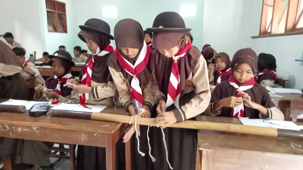 Pelatihan Tali temali Pramuka Penggalang SDN 1 Rawalo Pelatihan Tali temali Pramuka Penggalang SDN 1 Rawalo