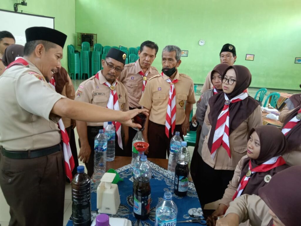 Pembina Kwarran Somagede Buat Eco Enzyme dari Sampah Organik