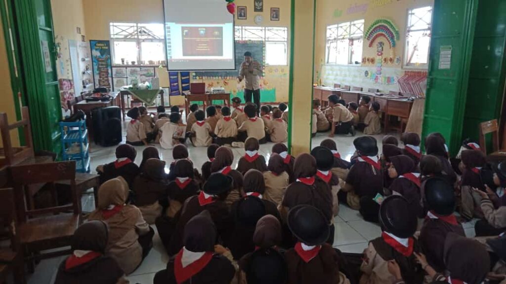 Pramuka SDN 2 Tipar Rawalo kedatangan anggota Polsek! Ada apa ya? Pramuka SDN 2 Tipar Rawalo kedatangan anggota Polsek! Ada apa ya?